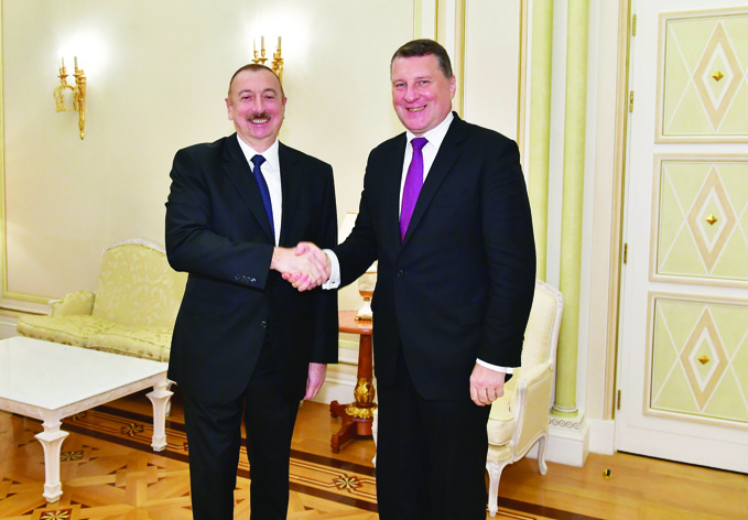 Президент Ильхам Алиев встретился с бывшим Президентом Латвии Раймондсом Вейонисом