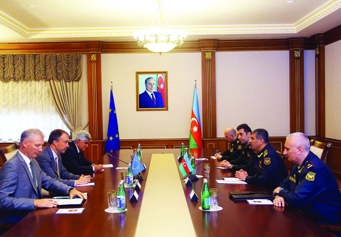 Министр обороны встретился со специальным представителем Евросоюза
