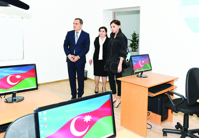 Первый вице-президент Мехрибан Алиева ознакомилась с условиями, созданными после капитального ремонта в школе-интернате №10 в поселке Пиршаги