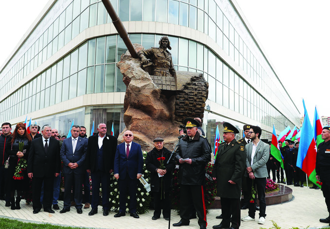 В Баку состоялось открытие памятника, возведенного в честь Национального героя Азербайджана Альберта Агарунова