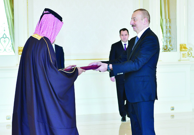 Президент Ильхам Алиев принял верительные грамоты новоназначенного посла Катара в Азербайджане