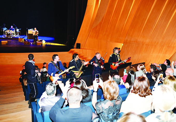 В Центре Гейдара Алиева состоялся концерт Эмира Кустурицы и его группы The No Smoking Orchestra