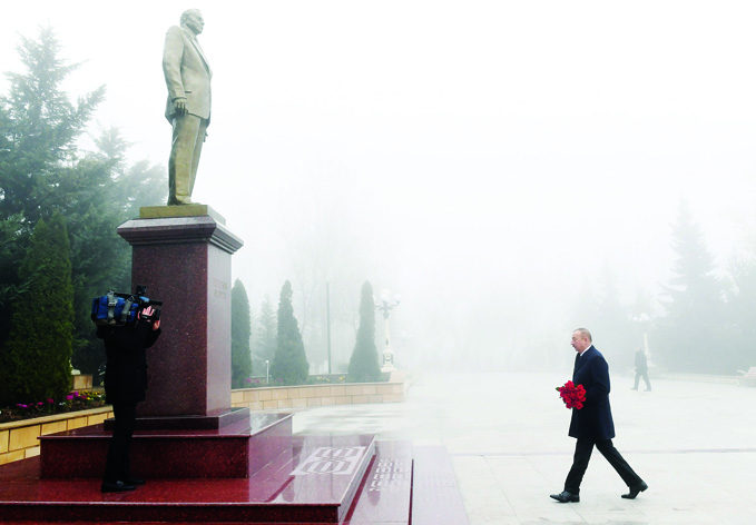 Посещение памятника великому лидеру Гейдару Алиеву