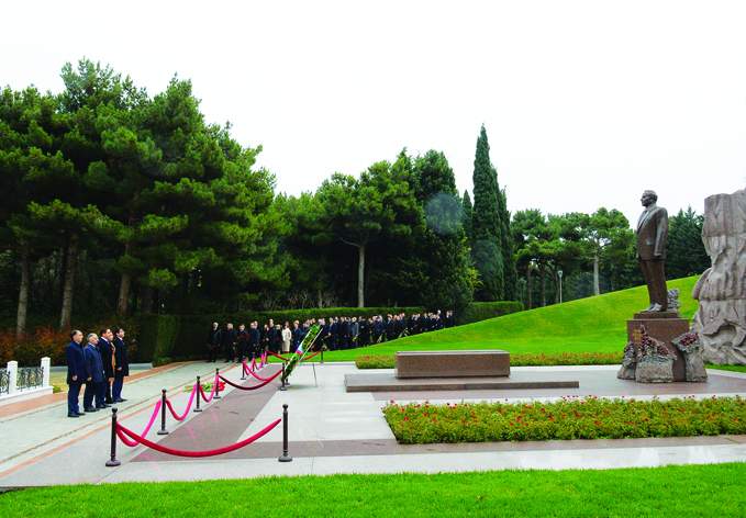 Коллектив Министерства транспорта, связи и высоких технологий посетил могилу великого лидера Гейдара Алиева и Шехидляр хиябаны