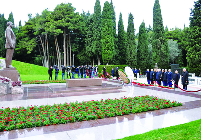 Представители партии «Ени Азербайджан» посетили в Аллее почетного захоронения могилу великого лидера Гейдара Алиева