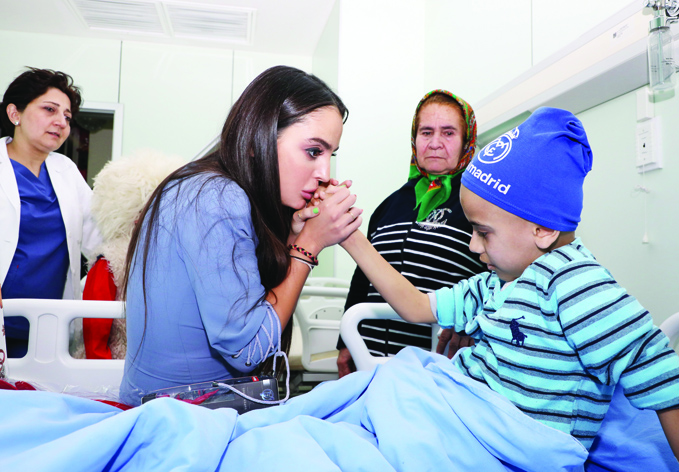 Вице-президент Фонда Гейдара Алиева Лейла Алиева навестила детей, получающих лечение в Детской клинике Национального центра онкологии