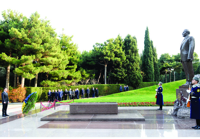 Президент Украины Владимир Зеленский посетил могилу великого лидера Гейдара Алиева