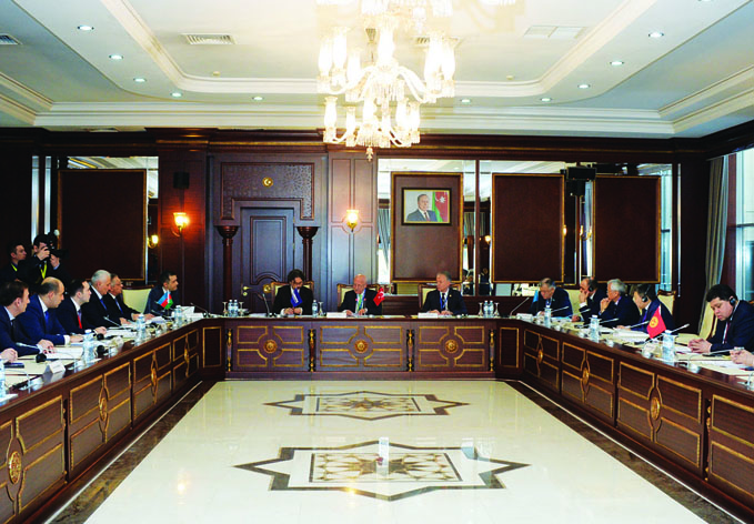 В Милли Меджлисе состоялось заседание комиссии по правовым вопросам и международным связям ТюркПА
