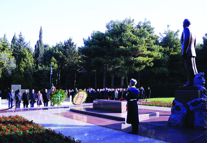 Участники IX заседания ТюркПА посетили могилу великого лидера Гейдара Алиева и Шехидляр хиябаны