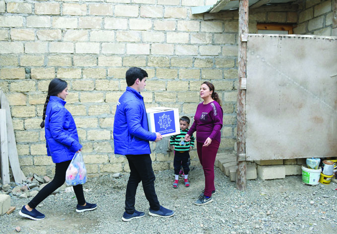 По инициативе Фонда Гейдара Алиева малообеспеченные семьи получают праздничные подарки