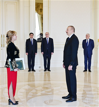Президент Ильхам Алиев принял верительные грамоты новоназначенного посла Алжира в Азербайджане