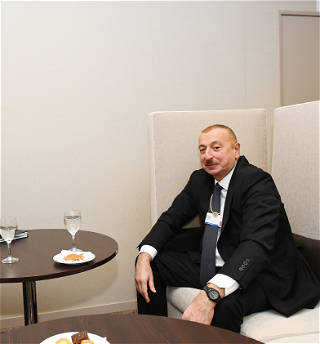 Президент Ильхам Алиев встретился в Давосес министром иностранных дел Турции