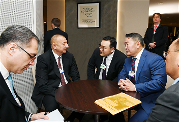 Президент Азербайджана Ильхам Алиеввстретился в Давосе с Президентом МонголииХалтмаагийном Баттулгой