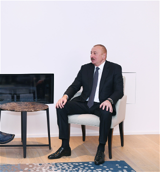Президент Ильхам Алиеввстретился в Давосес премьер-министром Пакистана