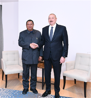 В Давосе состоялась встреча Президента Ильхама Алиевас генеральным секретарем ОПЕК Мохаммедом Баркиндо