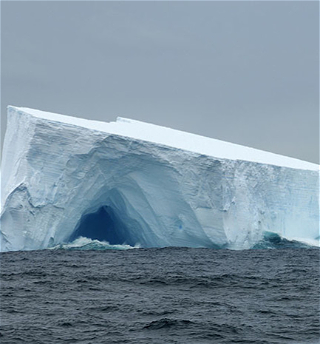 Ученые выяснили, почему ледв Гренландии стал таять в семь раз быстрее