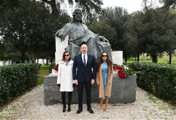 Президент Ильхам Алиев посетил в Риме памятник гениальному азербайджанскому поэту и мыслителю Низами Гянджеви