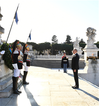 Президент Ильхам Алиев посетил в Риме памятник неизвестному солдату