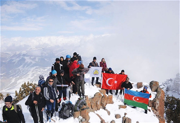 Турецкие альпинисты совершили восхождение на Хачадаг и почтили память жертвХоджалинского геноцида