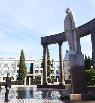 Посещение памятника общенациональному лидеру Гейдару Алиеву в Шамкире