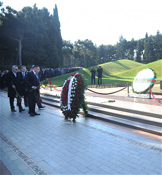 Представители спортивнойобщественности посетили могилувеликого лидера Гейдара Алиева