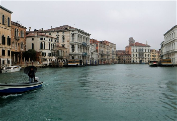 Неожиданный эффект. Вода в Венеции стала чище после введения карантина