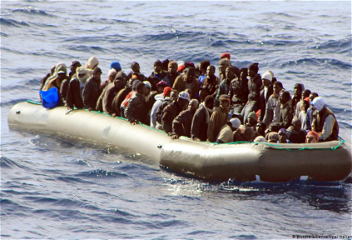 У берегов Бангладеш спасли беженцев, которые провели в море два месяца