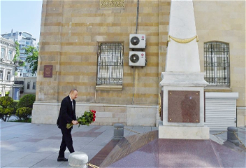 Президент Ильхам Алиев посетил памятник,возведенный в честь АзербайджанскойДемократической Республики