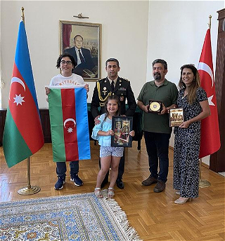 Турецкому подросткуподарен флаг Азербайджана