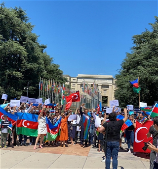 Из Берна до Женевы прошлошествие с лозунгом «Карабах — это Азербайджан!»
