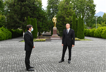 Посещение памятникаобщенациональному лидеруГейдару Алиеву в Габале