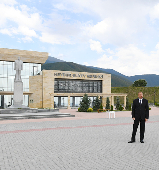 Президент Ильхам Алиевпосетил памятник великому лидеруГейдару Алиеву в Шеки