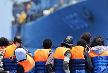 В ООН призывают спасти 400мигрантов, дрейфующих в Средиземном море