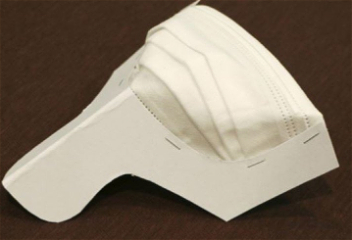 Японские ученые изобрели новую медицинскую маскув виде веера