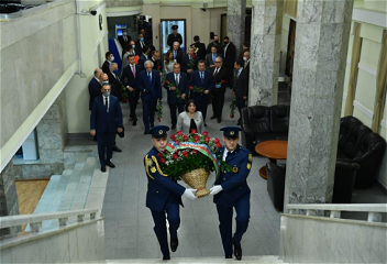 Делегация парламента Азербайджана возложила венок к барельефувеликого лидера Гейдара Алиева в Москве