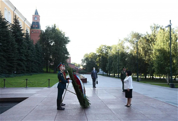 Председатель Милли Меджлиса посетилав Москве МогилуНеизвестного солдата