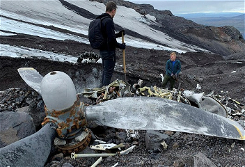 В Исландии через 76 лет оттаялврезавшийся в ледник самолет