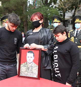 Военнослужащий Азербайджанской армииДмитрий Солнцев, ставший шехидом,похоронен во II Аллее почетного захоронения