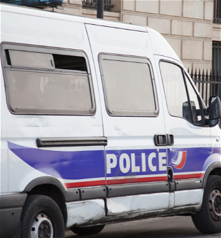 Французские полицейские начали эвакуацию лагеря мигрантов под Парижем