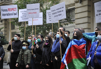 Перед посольством Франции в Азербайджане проведена акция в знак протеста противпринятия Сенатом этой страны предвзятойрезолюции