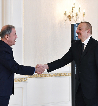 Президент Ильхам Алиев принялделегацию во главе с министромнациональной обороны Турции