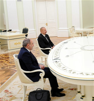 В Москве состоялась трехсторонняя встреча между Президентом РоссииВладимиром Путиным, ПрезидентомАзербайджана Ильхамом Алиевыми премьер-министром АрменииНиколом Пашиняном