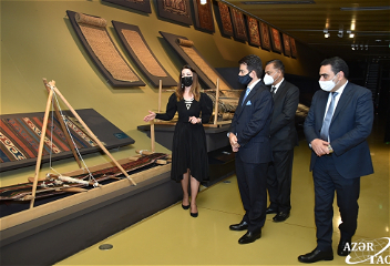 Делегация ИСЕСКО посетила Национальный музей азербайджанского ковра
