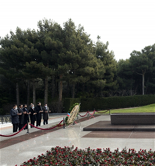 Генеральный директор ИСЕСКО посетилв Аллее почетного захоронения могилу великого лидера Гейдара Алиеваи Шехидляр хиябаны
