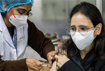 Учреждения ООН помогают Индииразвернуть масштабную кампаниюпо вакцинации против COVID-19
