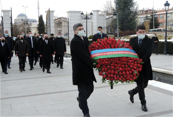 Премьер-министр Азербайджана Али Асадовпосетил памятник общенациональному лидеру Гейдару Алиеву в Анкаре