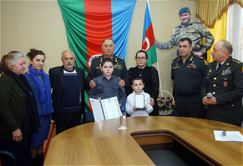 Семье шехида, командира батальона Азербайджанской армии вручена медаль НАТО «За достойную службу»
