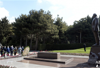 Члены Французской национальной ассамблеипосетили могилу великого лидера Гейдара Алиеваи Шехидляр хиябаны