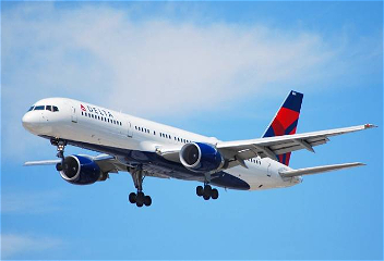 Самолет Delta совершил вынужденнуюпосадку из-за проблем с двигателем