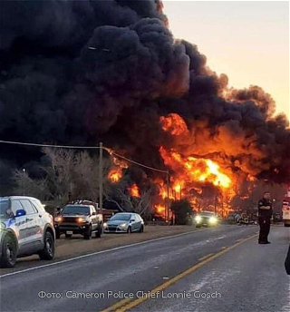 В Техасе при столкновении поезда с грузовикомпрогремел взрыв